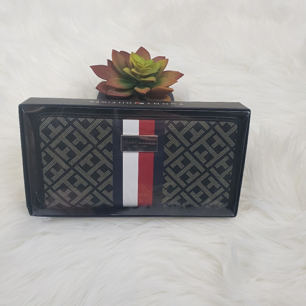 NWT Tommy Hilfiger Wallet with Stripe Detail